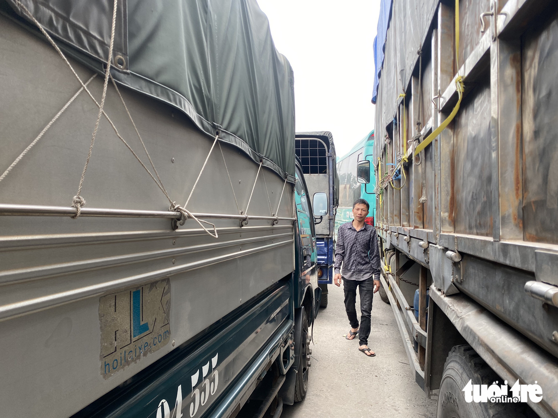 Anh Nguyễn Văn Sửu (huyện Mê Linh, Hà Nội)  gương mặt mệt mỏi sau sáu ngày đi đăng kiểm vẫn chưa tới lượt - Ảnh: NGUYÊN BẢO