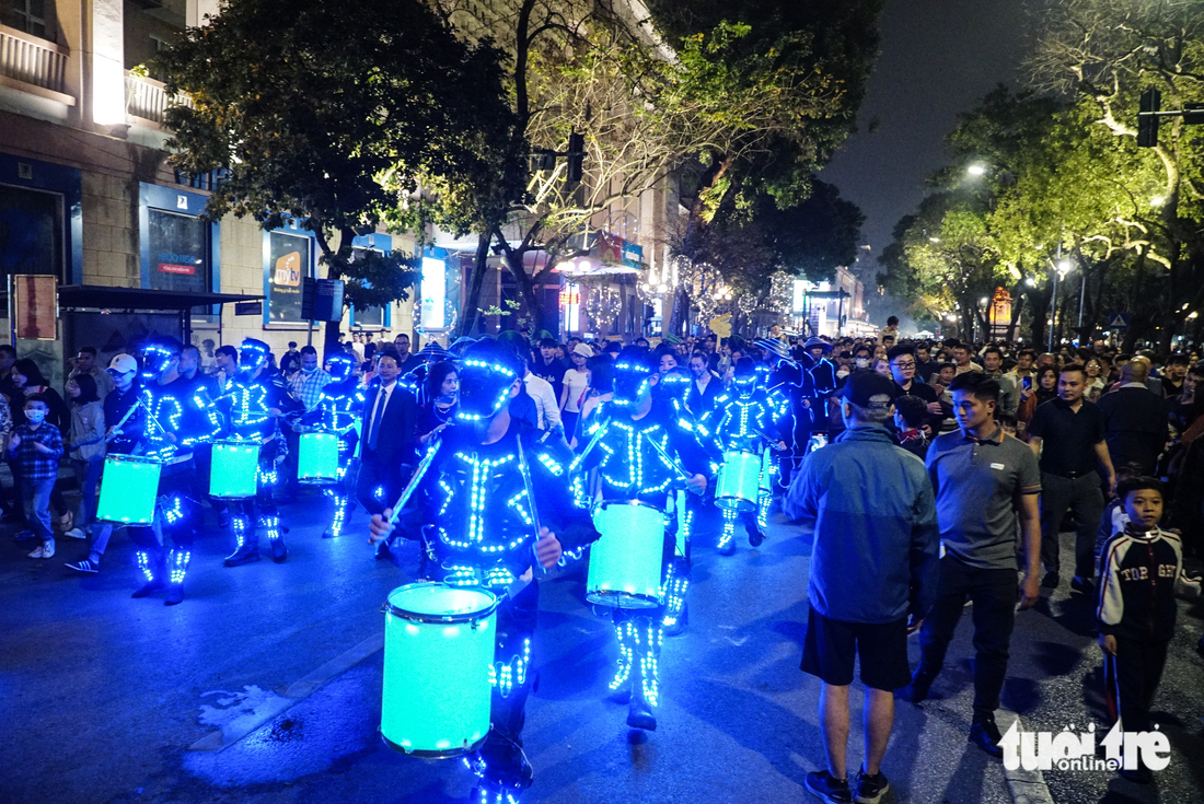 Bữa tiệc âm nhạc ánh sáng Get On Hanoi thu hút du khách - Ảnh 1.