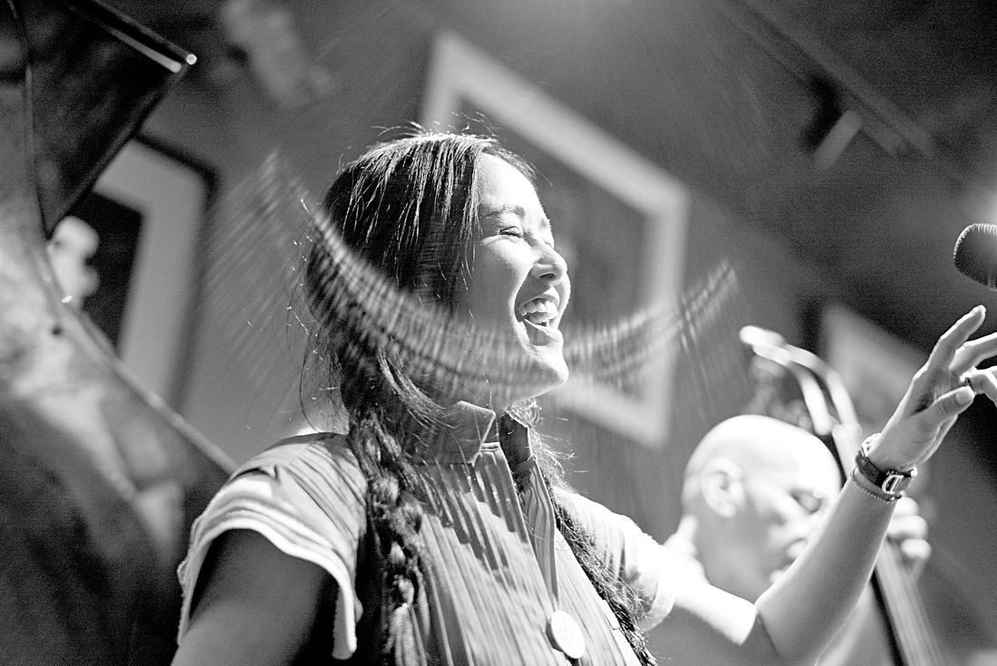 Khoảnh khắc diva Hồng Nhung “phiêu” cùng ban nhạc tại Bình Minh Jazz Club - Ảnh: NVCC