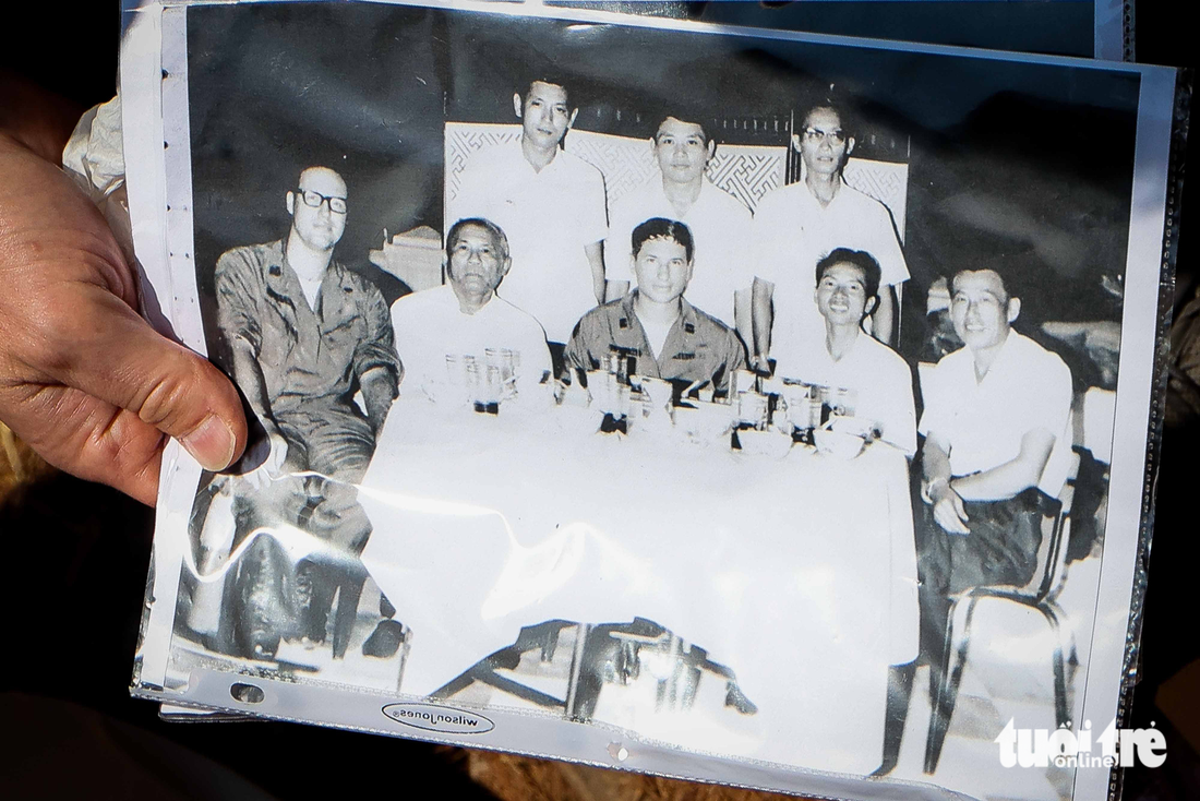 Hạ nghị sĩ Mỹ Dean Phillips đi nửa vòng trái đất đến Việt Nam tìm ký ức về cha - Ảnh 3.