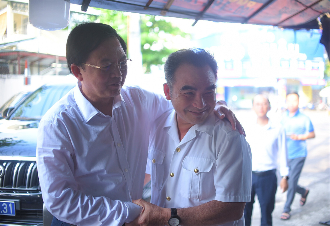 Ông Hồ Quốc Dũng, bí thư Tỉnh ủy Bình Định (bên trái) bắt tay thân mật cựu chiến binh Lê Minh Thoa tại nhà riêng của ông Thoa - Ảnh: LÂM THIÊN