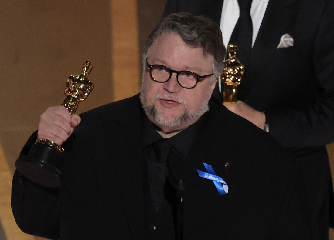 Guillermo del Toro nhận giải Oscar Phim hoạt hình hay nhất cho phim &quot;Guillermo Del Toro's Pinocchio&quot; tại lễ trao giải Oscar lần thứ 95, ngày 12-3 - Ảnh: REUTERS