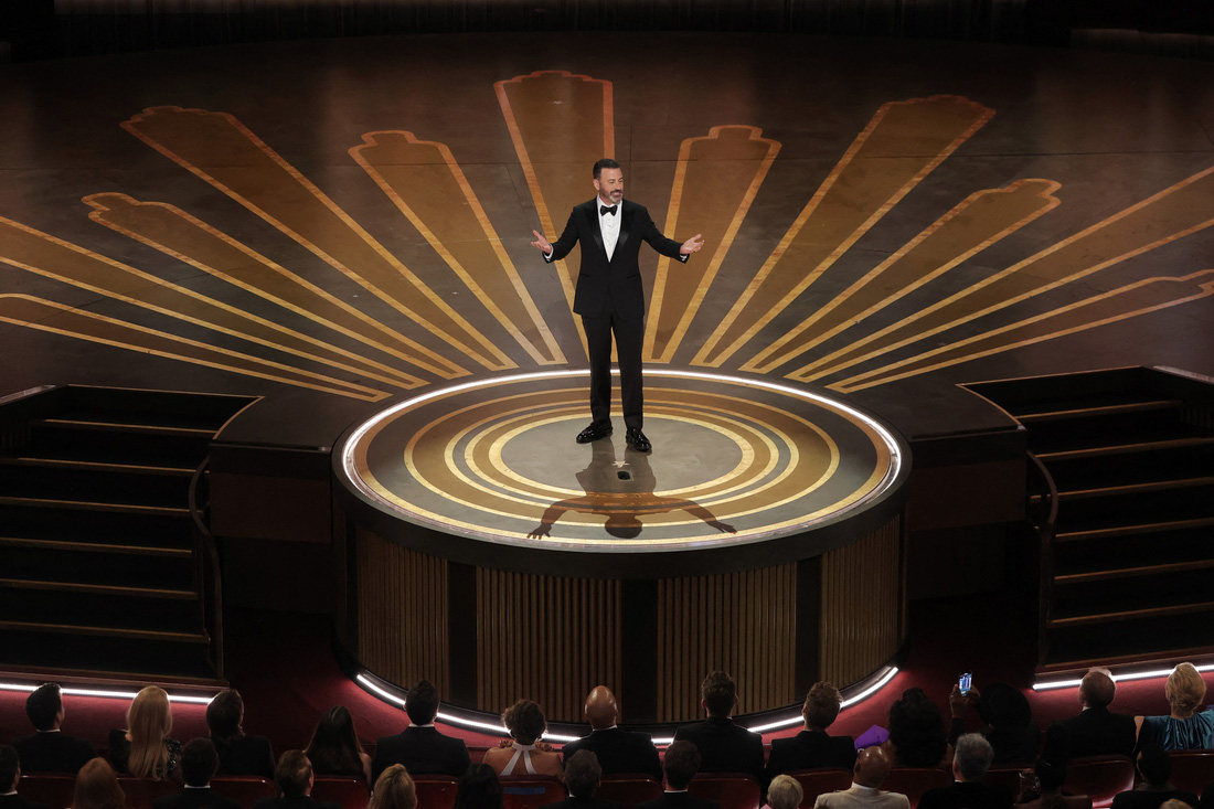 MC Jimmy Kimmel xuất hiện trên sân khấu lễ trao giải Oscar lần thứ 95, Los Angeles, ngày 12-3 - Ảnh: REUTERS
