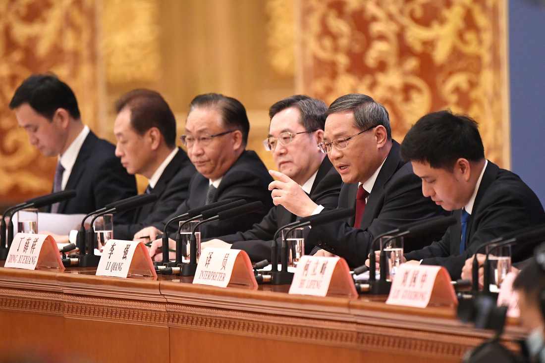 Thủ tướng Trung Quốc Lý Cường (thứ hai từ phải sang) trả lời họp báo ngày 13-3 - Ảnh: AFP