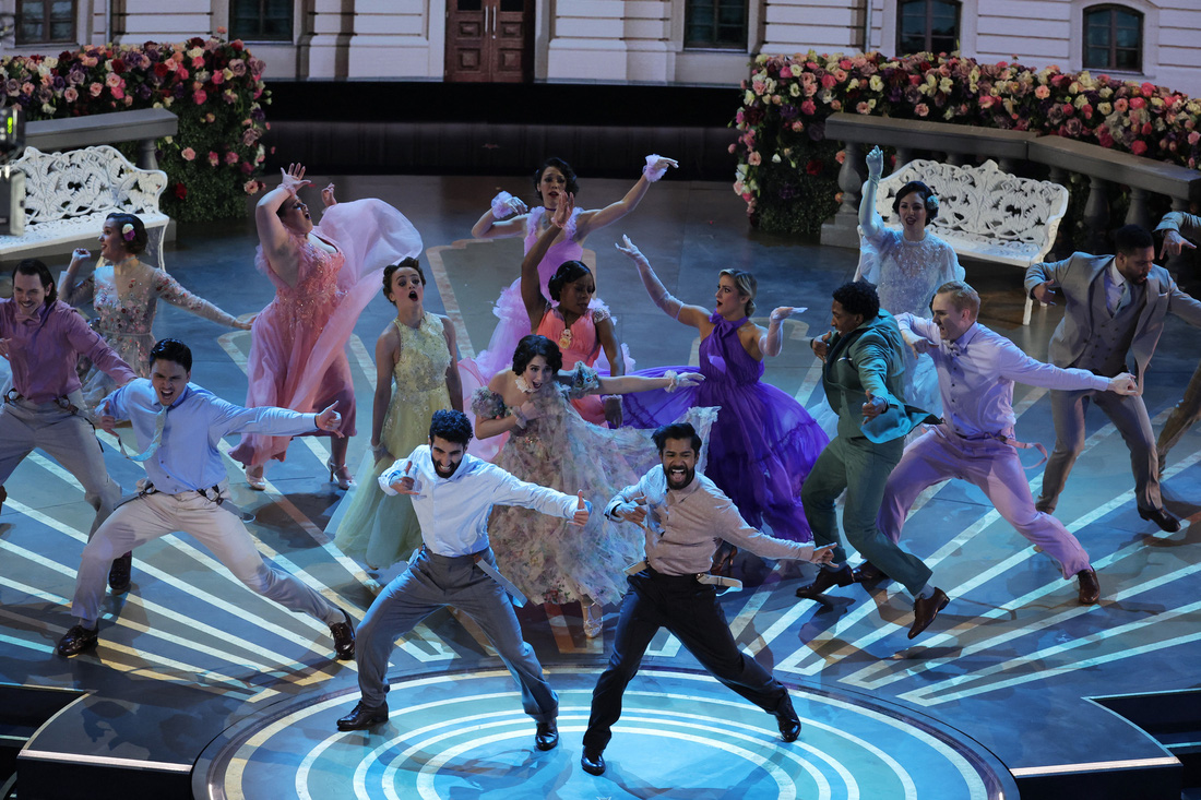 Màn trình diễn Naatu Naatu từ phim RRR của Ấn Độ khiến mọi người nhún nhảy theo. Ca khúc Naatu Naatu được đề cử Bài hát gốc hay nhất. MV trên YouTube cũng đã thu hút 125 triệu lượt xem - Ảnh: REUTERS
