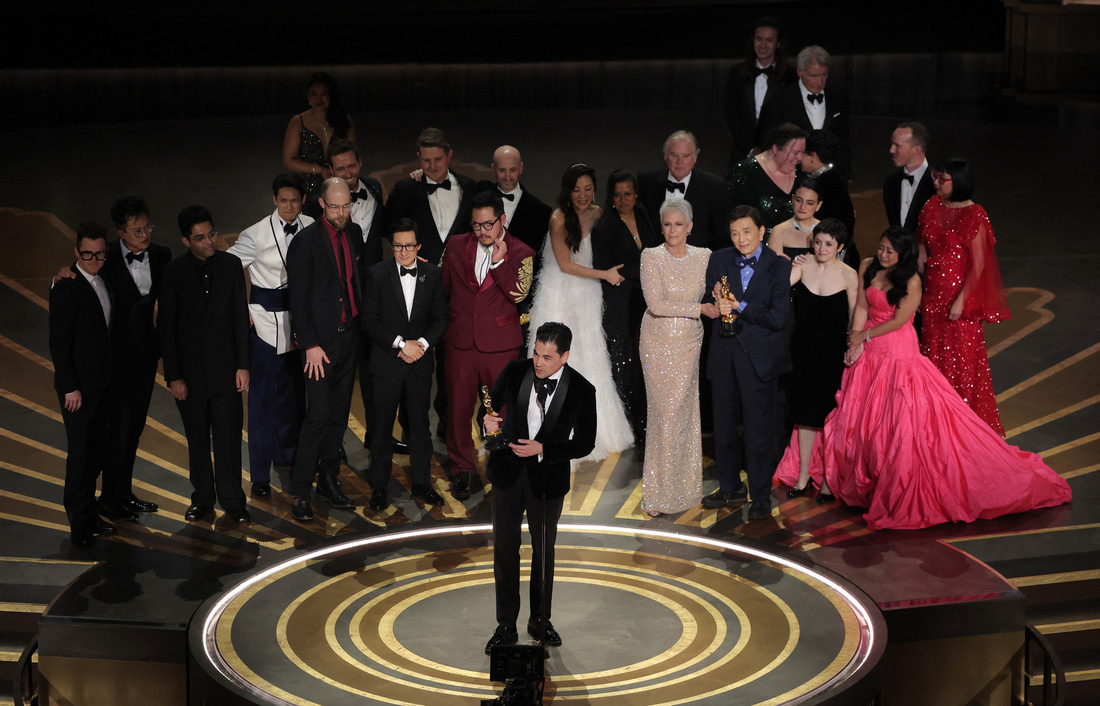 Daniel Kwan, Daniel Scheinert và Jonathan Wang thắng giải Phim hay nhất với Everything Everywhere All at Once - Ảnh: REUTERS