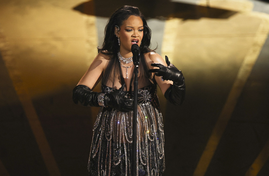 Rihanna biểu diễn ca khúc Lift Me Up của phim Black Panther: Wakanda Forever - Ảnh: REUTERS