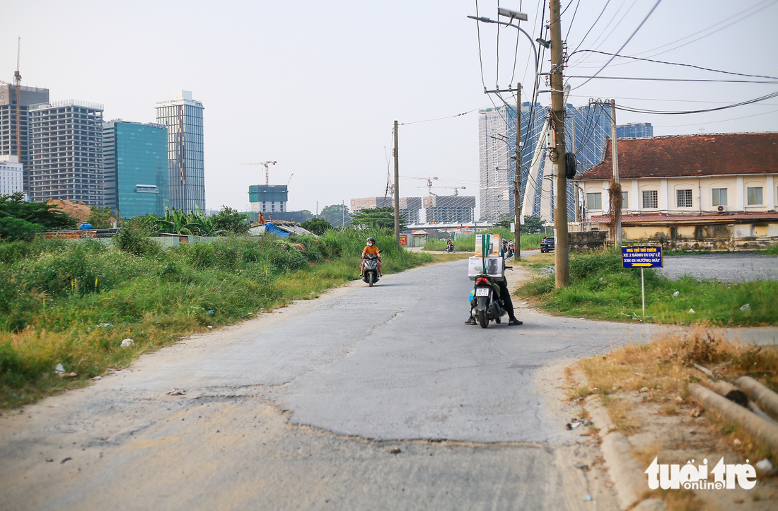 Đường Nguyễn Thiện Thành - tuyến đường dẫn vào hai công trình Công giáo cổ - xuống cấp. 