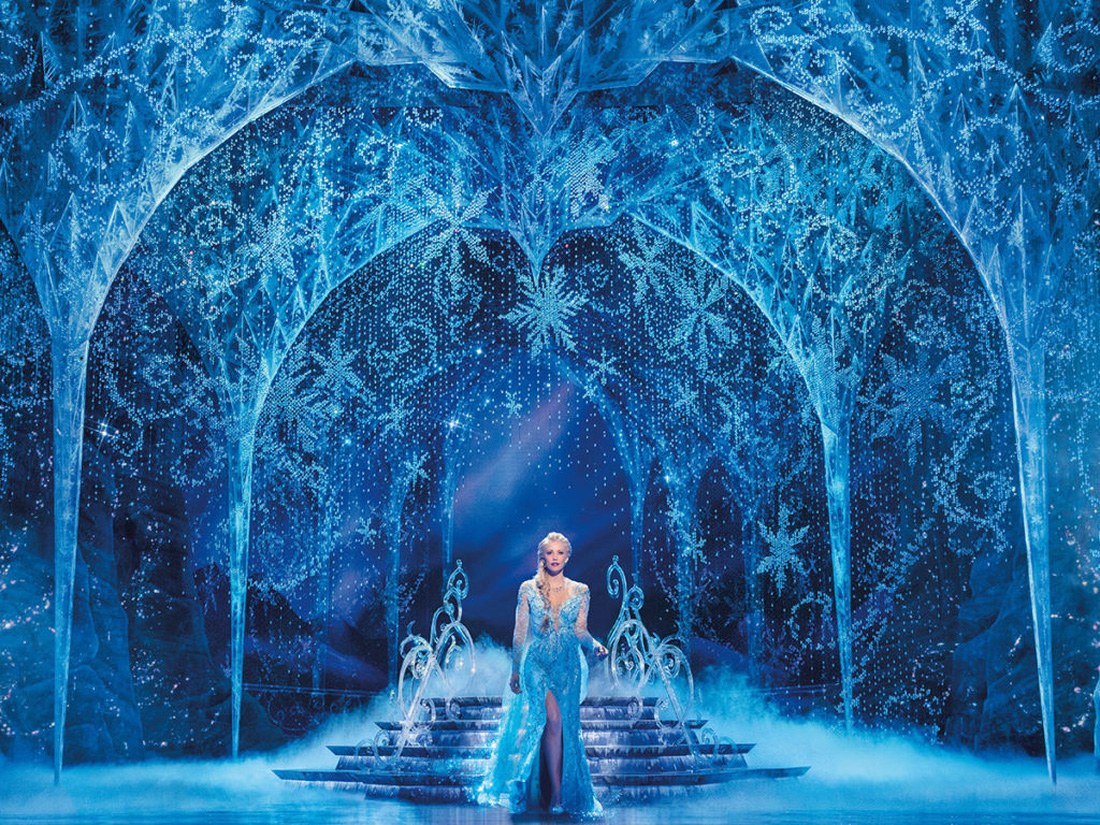 Bức rèm bằng pha lê thật trong cung điện băng giá của Elsa khiến khán giả lóa mắt - Ảnh: FROZENTHEMUSICAL