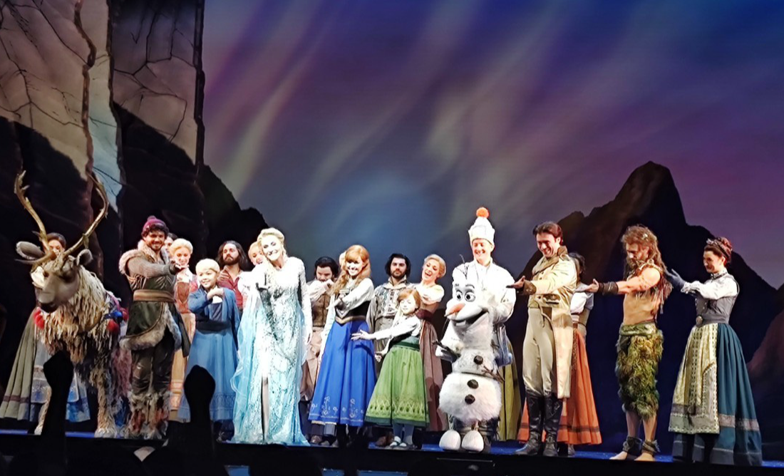 Các nghệ sĩ chào khán giả sau đêm diễn vở Frozen - Ảnh: LINH ĐOAN