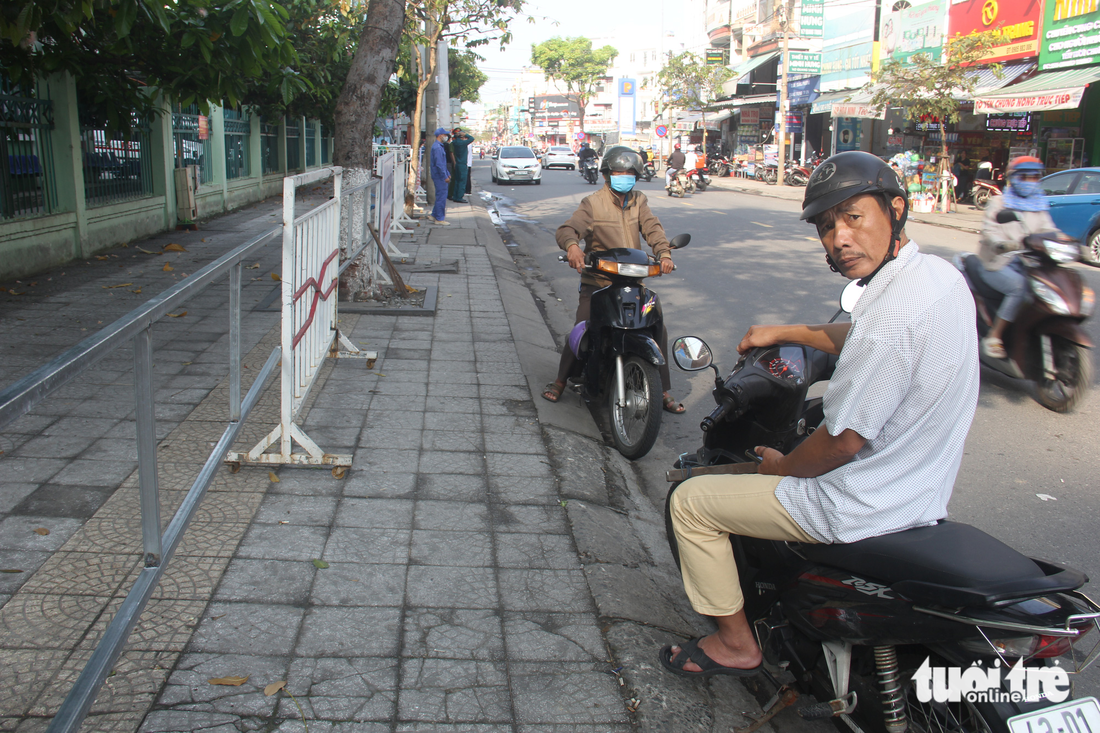 Ra quân lấy lại vỉa hè quanh Bệnh viện Đà Nẵng sau phản ánh - Ảnh 3.