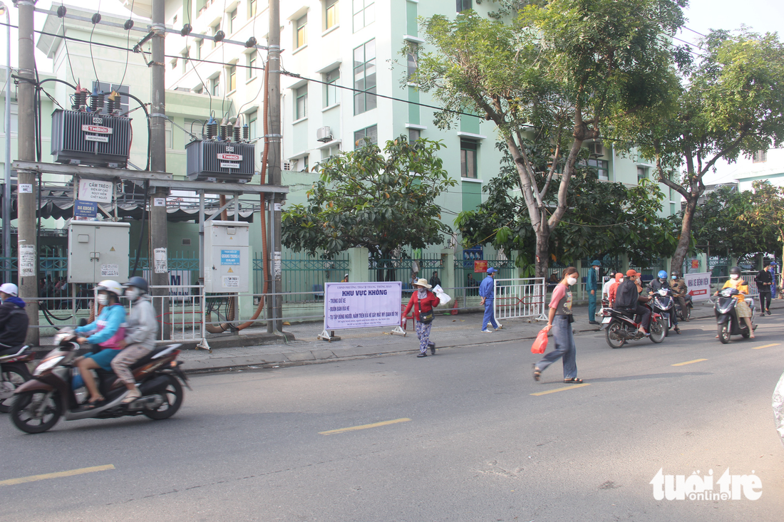 Ra quân lấy lại vỉa hè quanh Bệnh viện Đà Nẵng sau phản ánh - Ảnh 7.