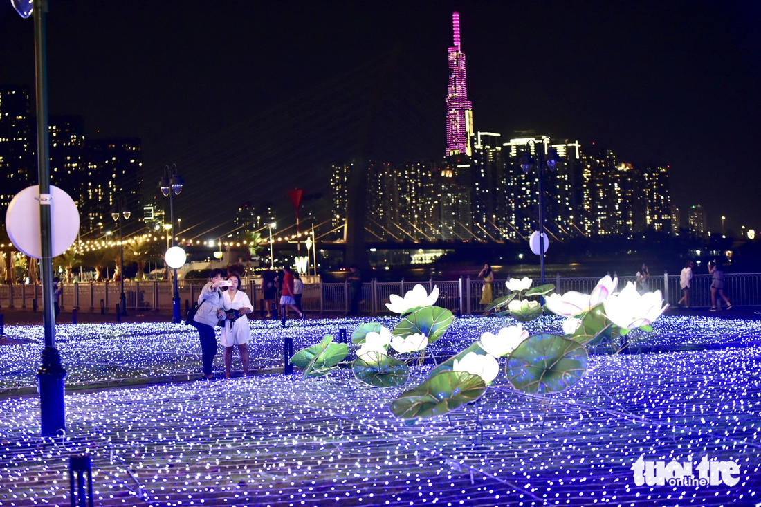 Bến Bạch Đằng bừng sáng với 500.000 đèn LED kết thành hồ sen, vườn hoa Sakura - Ảnh 3.