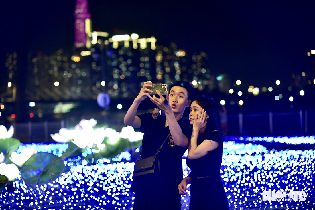 Bến Bạch Đằng bừng sáng với 500.000 đèn LED kết thành hồ sen, vườn hoa Sakura - Ảnh 6.