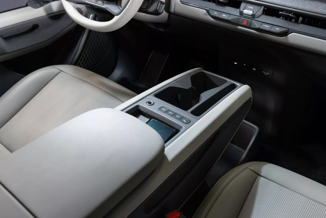 Kia EV9 ra mắt: SUV điện 7 chỗ rẻ nhất, ghế xoay 180 độ, rộng rãi cho cả nhà - Ảnh 12.