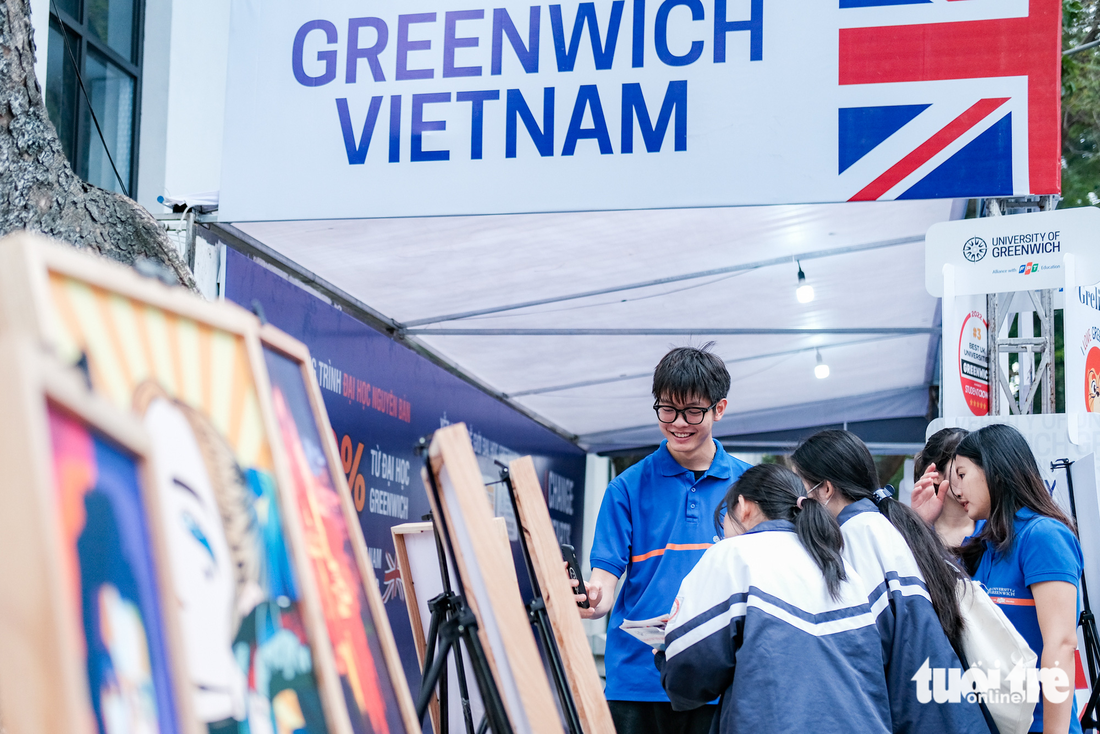 Các bạn học sinh thích thú với gian trưng bày của trường Greenwich VietNam - Ảnh: MAI THƯƠNG