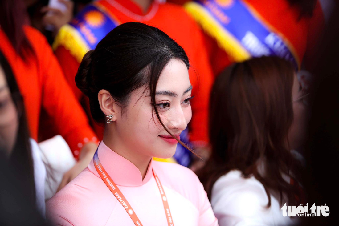 Hoa hậu Lương Thùy Linh thu hút ánh nhìn tại ngày hội tư vấn tuyển sinh - Ảnh 1.