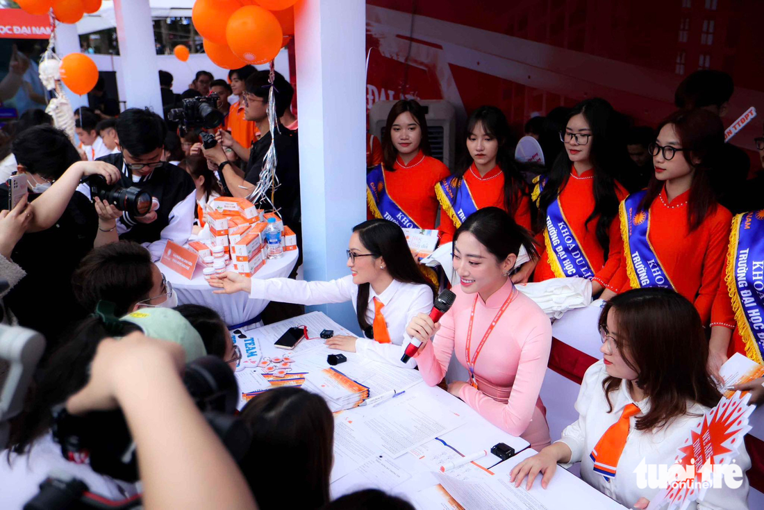 Hoa hậu Lương Thùy Linh thu hút ánh nhìn tại ngày hội tư vấn tuyển sinh - Ảnh 3.