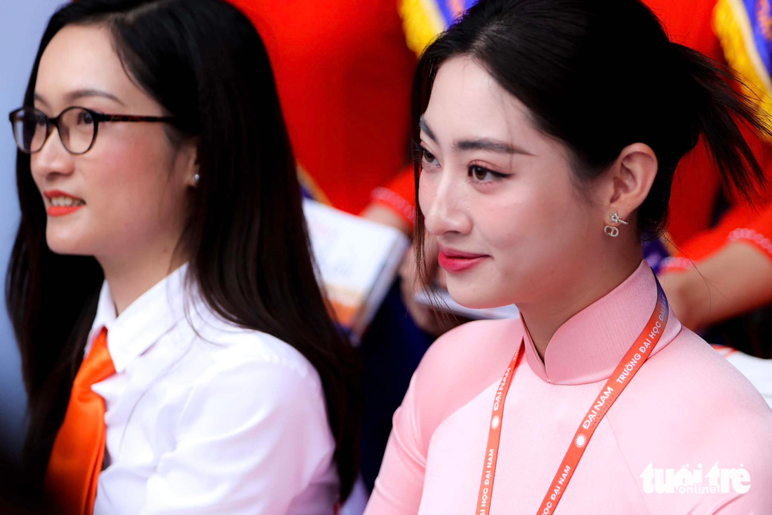 Hoa hậu Lương Thùy Linh thu hút ánh nhìn tại ngày hội tư vấn tuyển sinh - Ảnh 4.