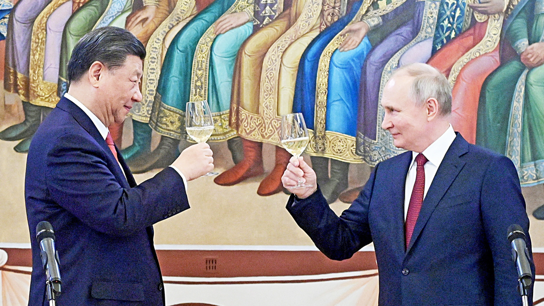 Tổng thống Nga Vladimir Putin (phải) và Chủ tịch Trung Quốc Tập Cận Bình cùng nâng ly trong buổi tiệc chiêu đãi tại Điện Kremlin ở Matxcơva (Nga) vào ngày 21-3 - Ảnh: Reuters
