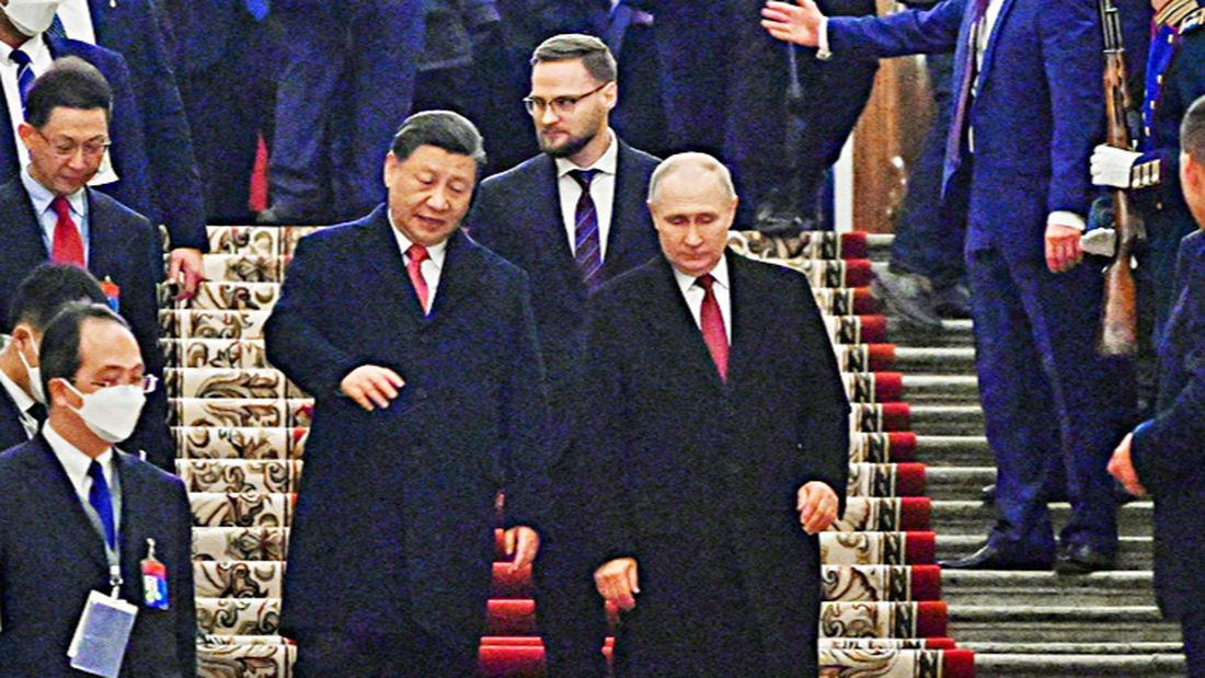 Tổng thống Nga Vladimir Putin (phải) và Chủ tịch Trung Quốc Tập Cận Bình rời buổi tiệc chiêu đãi ở Điện Kremlin tại Matxcơva (Nga) vào ngày 21-3 - Ảnh: Reuters
