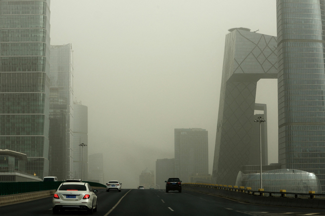 Khu Trung tâm thương mại Bắc Kinh (Bắc Kinh CBD) bị che khuất bởi bụi do bão cát - Ảnh: REUTERS