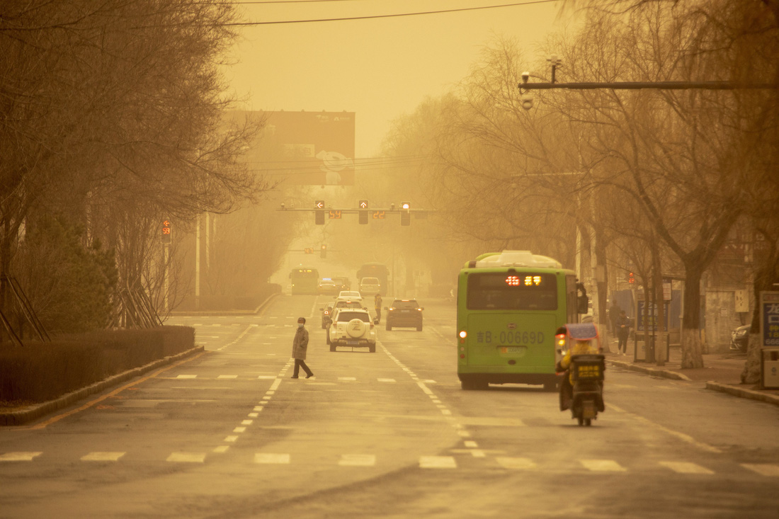 Một con đường ở tỉnh Cát Lâm, Trung Quốc bị bao trùm bởi lớp bụi màu vàng sẫm - Ảnh: AFP
