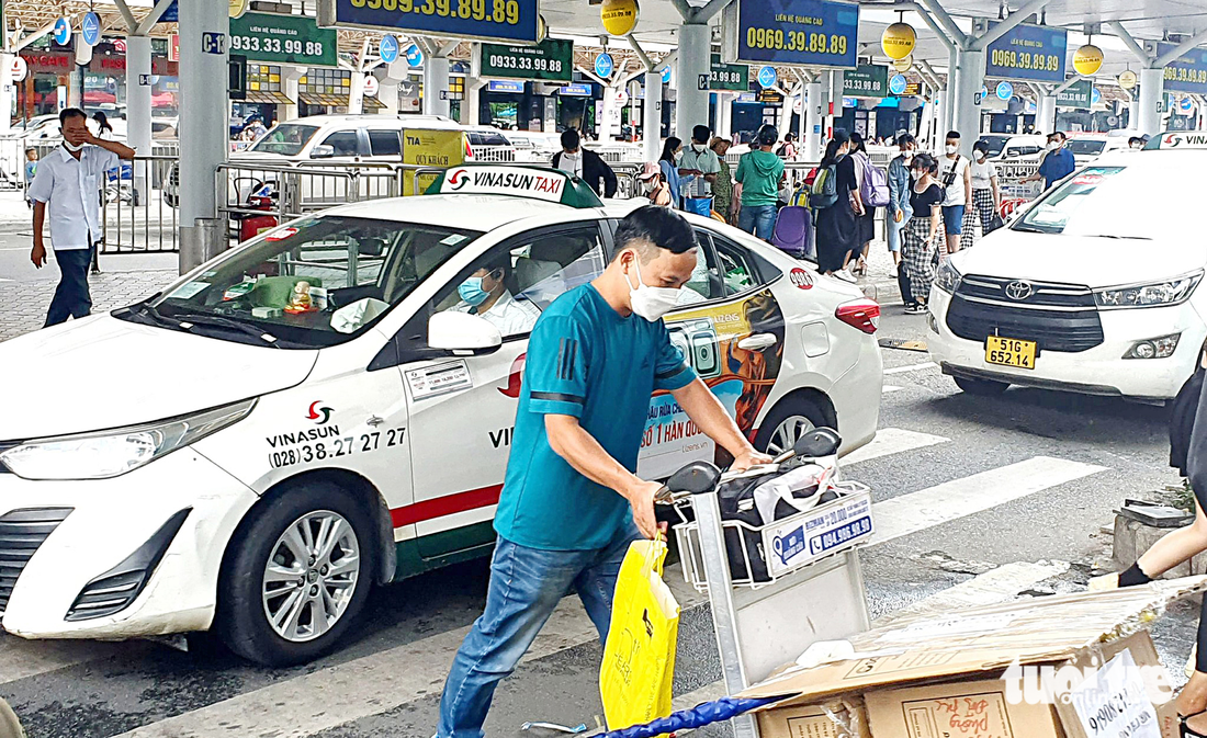 Ngoài chi phí sắp tăng, hành khách đi taxi ra vào sân bay chịu phí 10.000 đồng/lượt thu phí ô tô từ sân bay - Ảnh: C.TRUNG