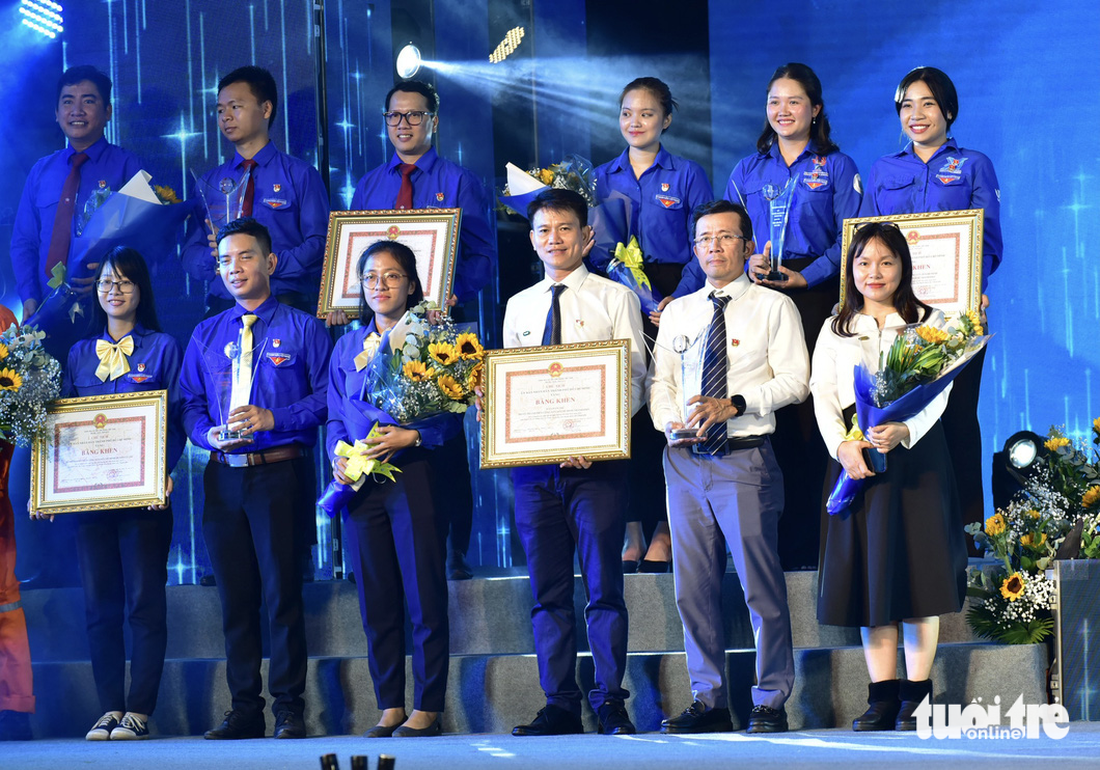 Đại diện các đơn vị được Thành Đoàn TP.HCM trao giải thưởng Hồ Hảo Hớn 2023 - Ảnh: T.T.D.