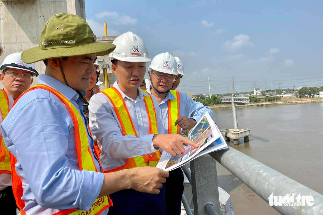 Tin tức sáng 26-3: Bộ Công an khuyến cáo rủi ro khi xách hộ hàng hóa tại sân bay - Ảnh 4.