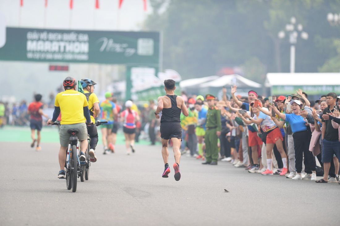 Hoàng Nguyên Thanh, Lê Thị Tuyết vô địch giải marathon quốc gia 2023 - Ảnh 10.