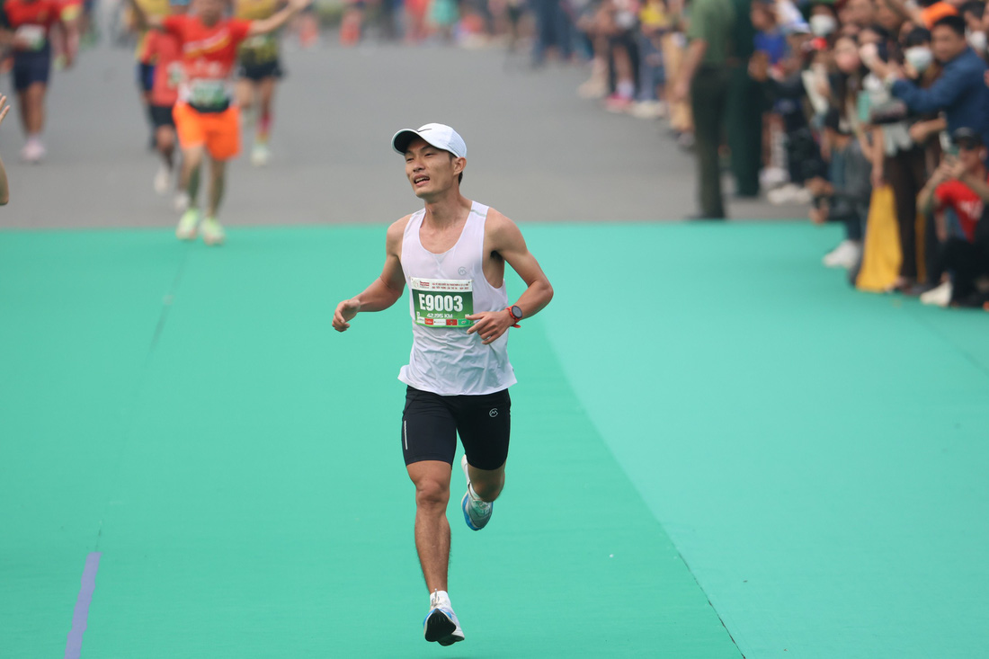 Hoàng Nguyên Thanh, Lê Thị Tuyết vô địch giải marathon quốc gia 2023 - Ảnh 1.