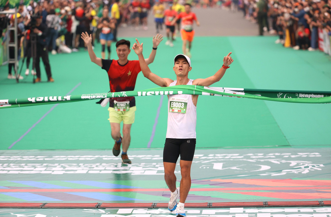 Hoàng Nguyên Thanh, Lê Thị Tuyết vô địch giải marathon quốc gia 2023 - Ảnh 2.