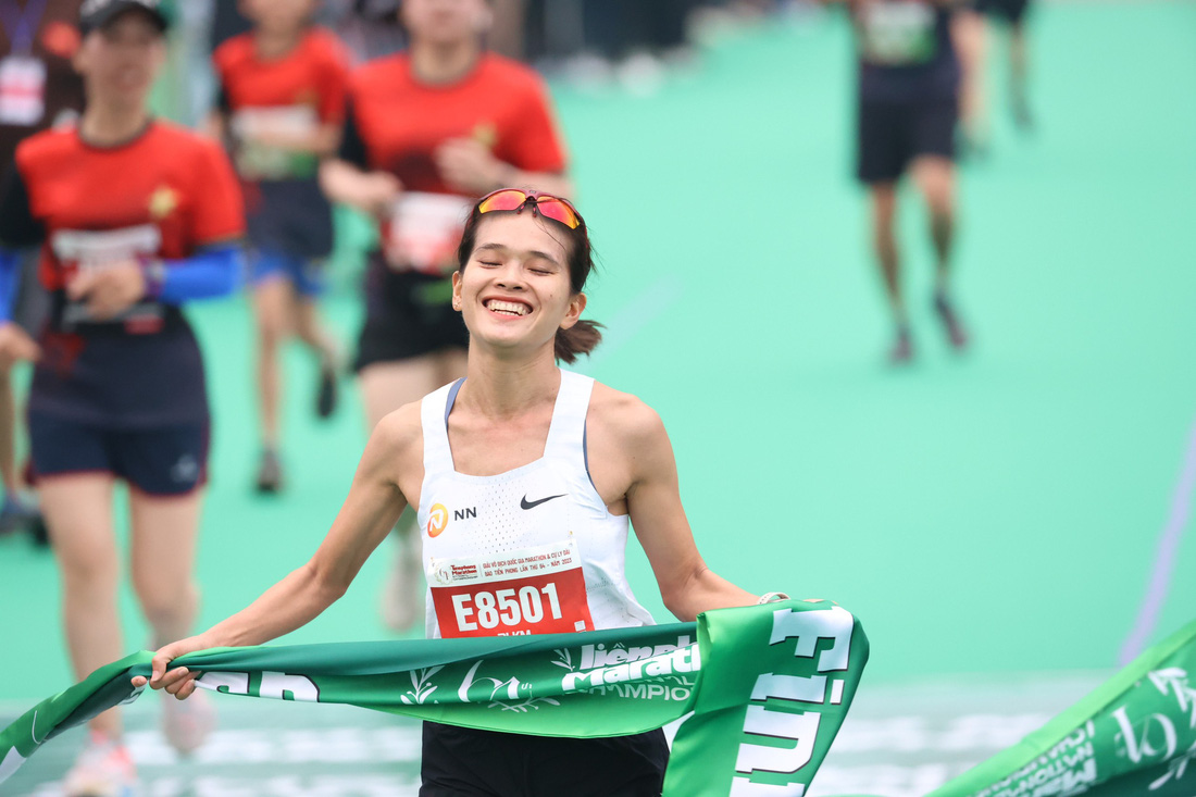 Hoàng Nguyên Thanh, Lê Thị Tuyết vô địch giải marathon quốc gia 2023 - Ảnh 7.