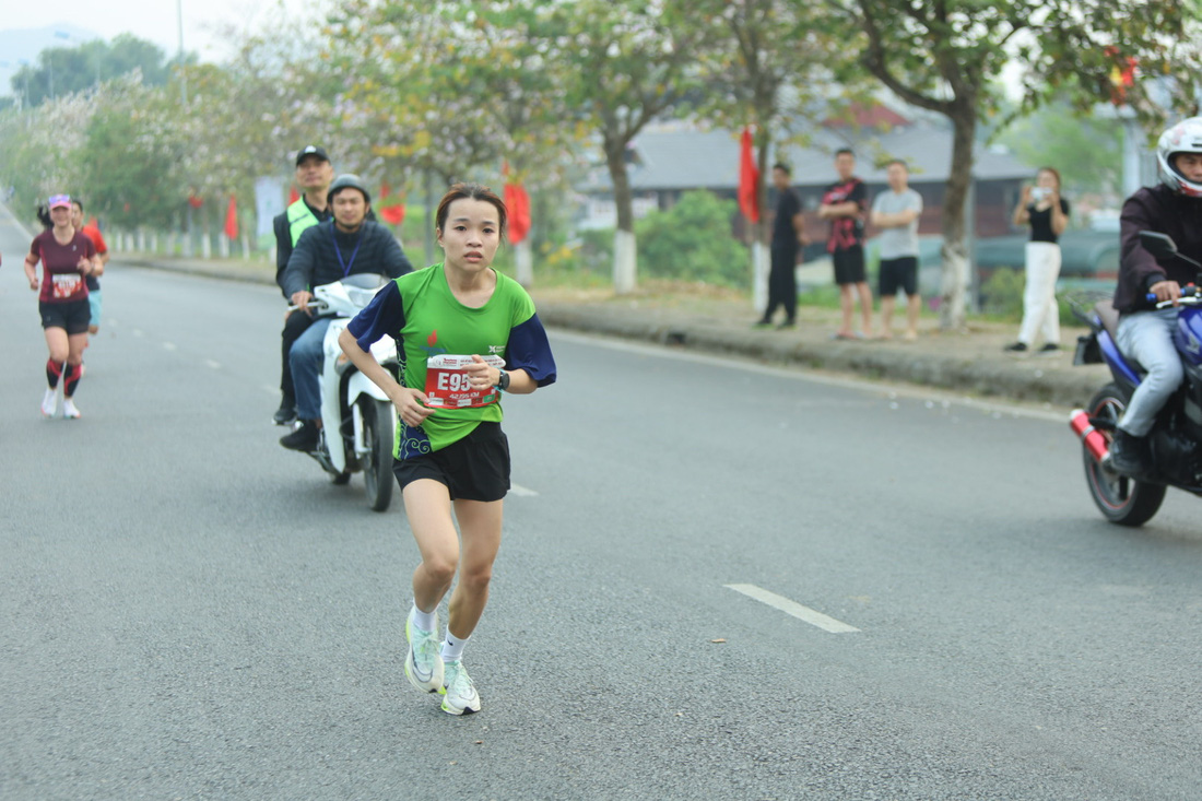 Hoàng Nguyên Thanh, Lê Thị Tuyết vô địch giải marathon quốc gia 2023 - Ảnh 4.