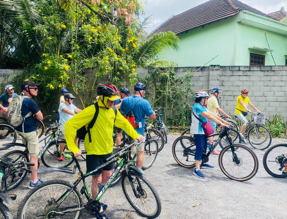 Du khách châu Âu đến Nha Trang học nấu ăn, đi xe đạp, xích lô dạo phố - Ảnh 6.