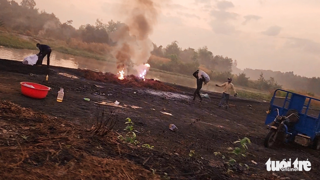 Lén đốt rác, phế liệu gây nguy cơ đe dọa rừng - Ảnh 4.