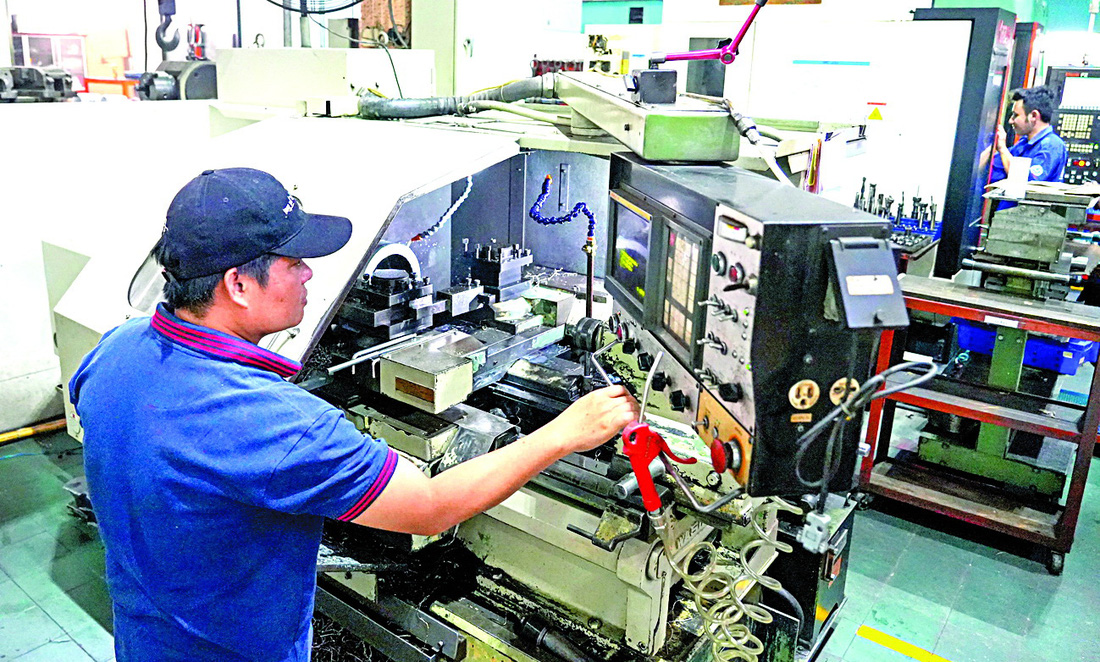 Công nhân vận hành máy tại Công ty cơ khí Nhật Long, TP Thủ Đức, TP.HCM - Ảnh: HỮU HẠNH