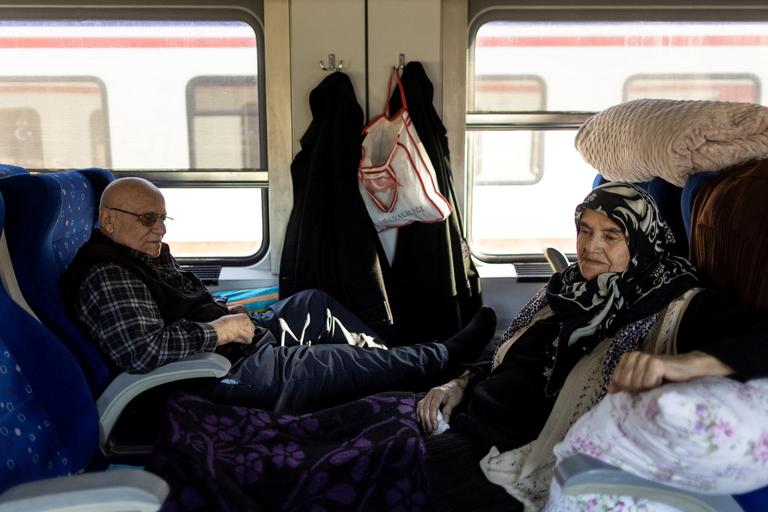 Nạn nhân động đất Thổ Nhĩ Kỳ phải sống tạm trên toa xe lửa - Ảnh 5.