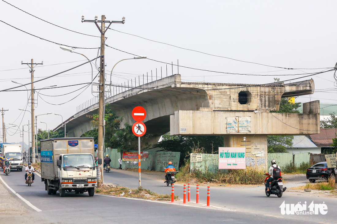 Những cây cầu trọng điểm ở TP.HCM nằm trơ xương chưa biết khi nào hoàn thành - Ảnh 7.