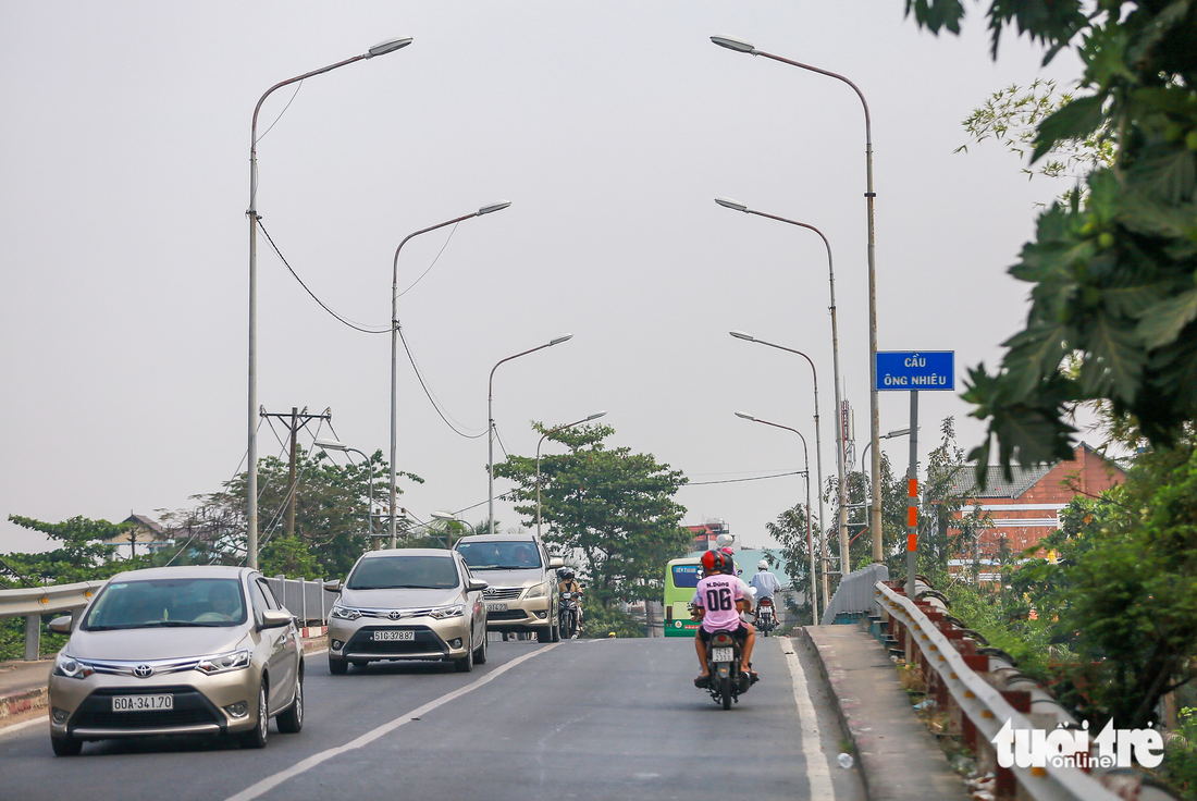 Những cây cầu trọng điểm ở TP.HCM nằm trơ xương chưa biết khi nào hoàn thành - Ảnh 10.