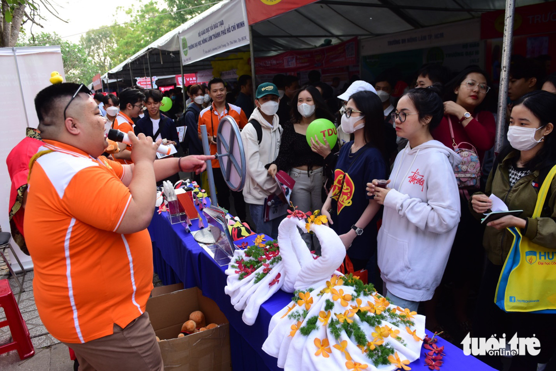 15.000 học trò dự ngày hội tư vấn tuyển sinh - hướng nghiệp,  kín sân Trường đại học Cần Thơ - Ảnh 5.