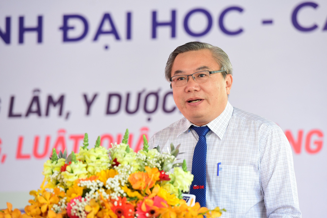 Ông Đinh Minh Trung - phó tổng phó tổng biên tập báo Tuổi Trẻ, phát biểu tại lễ khai mạc Ngày hội tư vấn tuyển sinh - hướng nghiệp 2023 tại Cần Thơ - Ảnh: DUYÊN PHAN