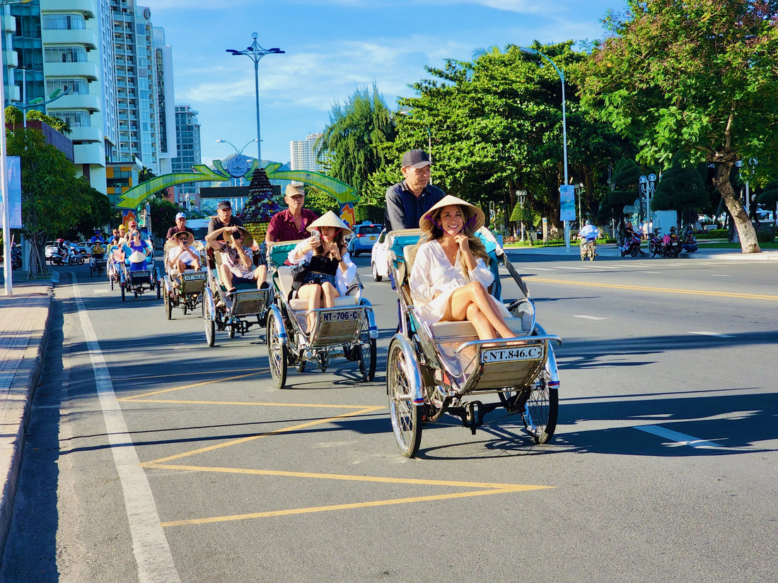 Du khách châu Âu đến Nha Trang học nấu ăn, đi xe đạp, xích lô dạo phố - Ảnh 4.