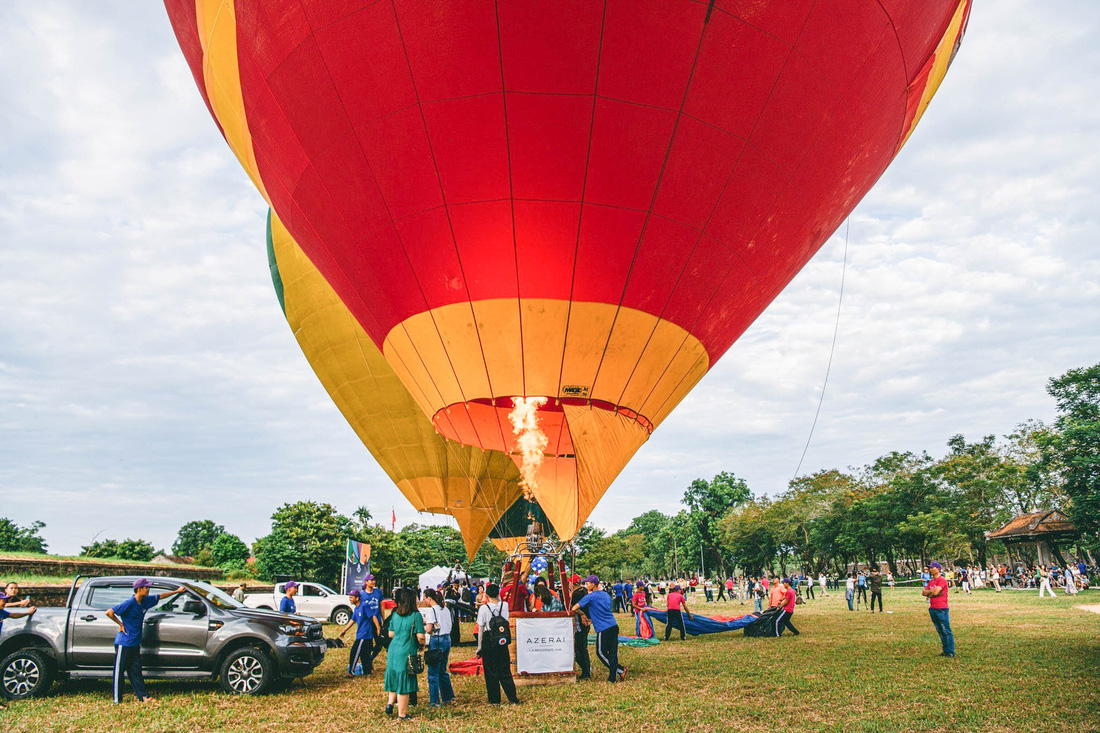 Bay tự do trên khinh khí cầu ngắm cố đô Huế với giá 4 triệu đồng - Ảnh 1.