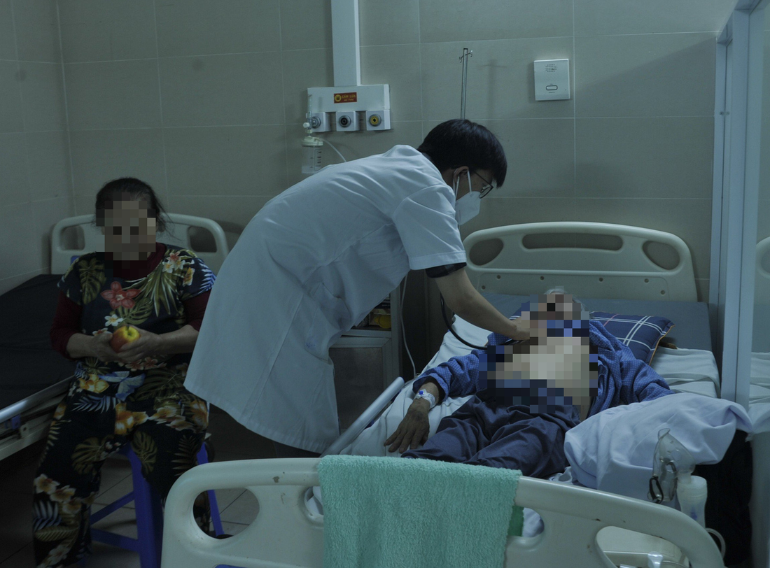 Bệnh nhân COVID-19 điều trị nội trú tại Bệnh viện Thanh Nhàn (Hà Nội) - Ảnh: M.NGỌC
