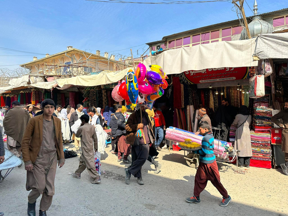 Nhiều trẻ em ở Kabul sớm phải ra đường mưu sinh - Ảnh: TRUNG NGHĨA