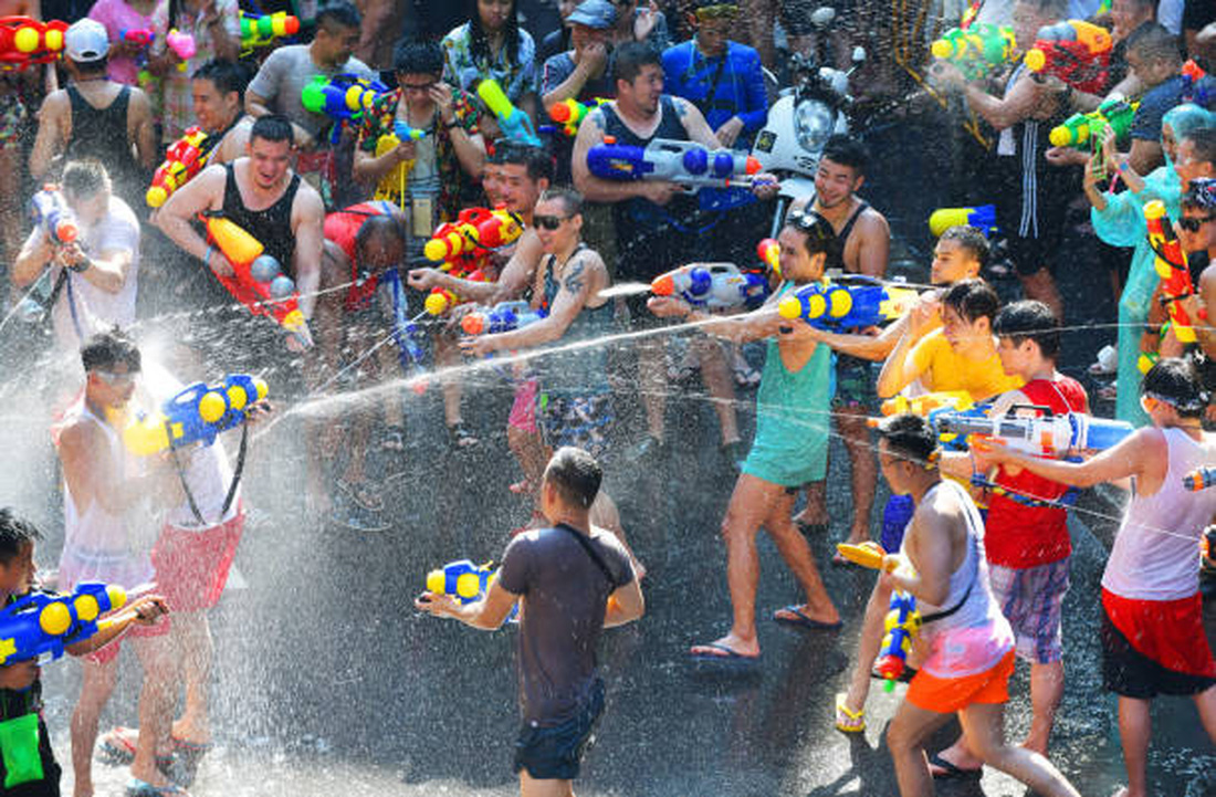 Tết Songkran 2023 vẫn vui dù có nhiều hạn chế - Ảnh 1.