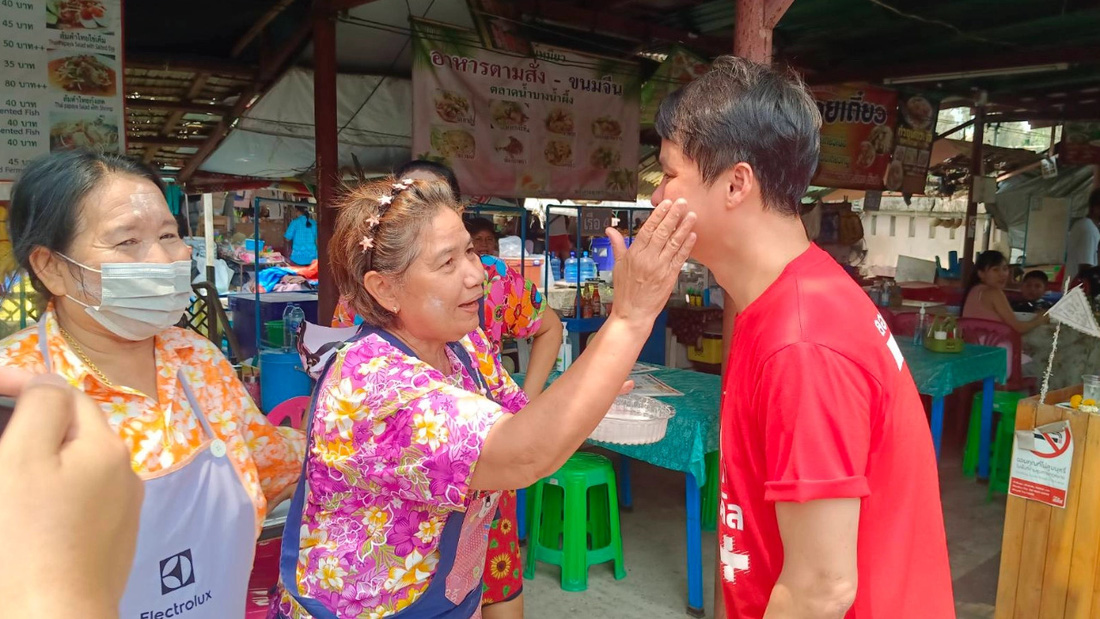 Người dân Thái đang thực hiện nghi thức bôi bột mì lên mặt để tránh những điều xui xẻo trong dịp Tết Songkran tại một ngôi chợ địa phương ở Bangkok - Ảnh: THAIRATH
