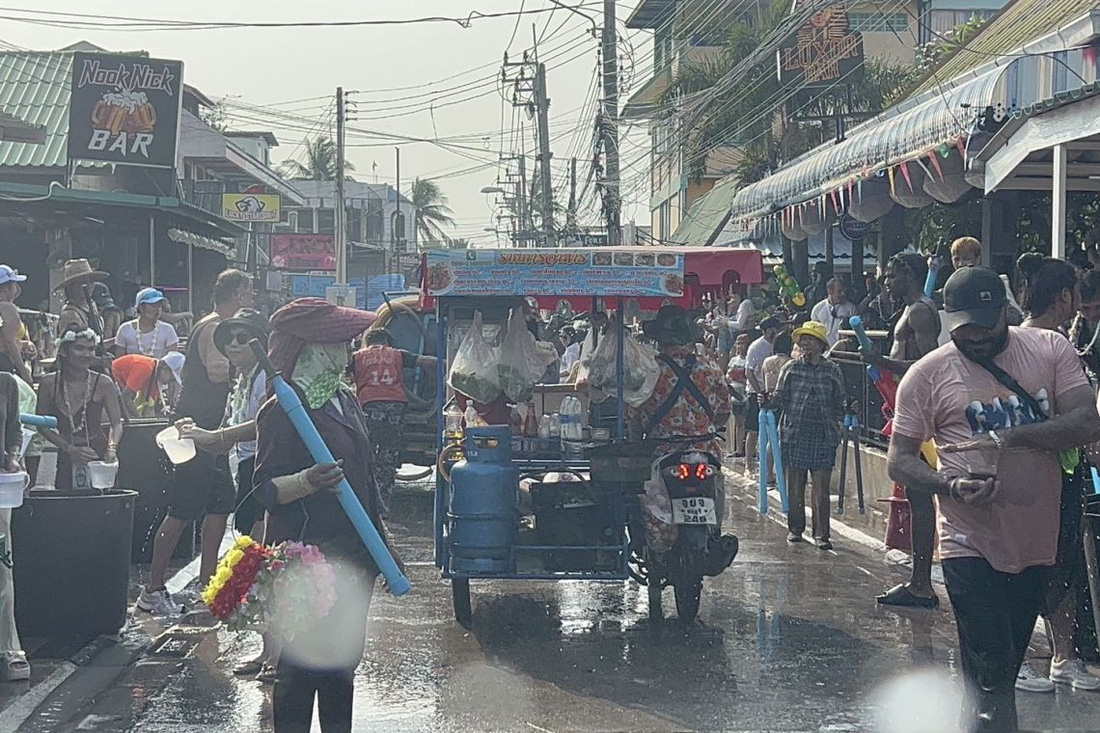 Những người dân và du khách ở thành phố Pattaya, tỉnh Chon Buri đã bắt đầu ngày đầu tiên của Tết &quot;té nước&quot; Songkran 2023 - Ảnh: SIAMRATH